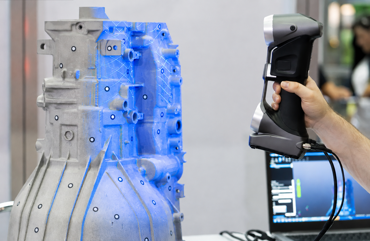 3D-Scanner erfasst ein Metallbauteil in einer Industriewerkstatt